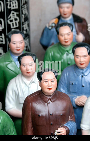 Ceramica di Souvenir figure del Presidente Mao Zedong, Dongtai Road Mercato di antiquariato, Shanghai, Cina Foto Stock