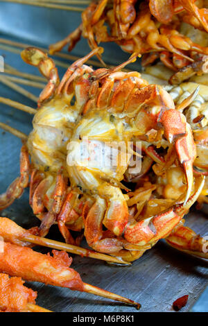 Fritte al granchio su un bastone, Snack Wangfujing Street Market, Pechino, Cina Foto Stock