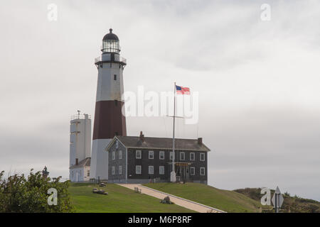 Bellissima ampia vista di Montauk Point Lighthouse a Long Island New York. Simbolo della zona e ancora attivo utilizzato per mare nave navigation Foto Stock