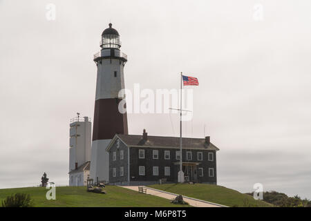 Bellissima ampia vista di Montauk Point Lighthouse a Long Island New York. Simbolo della zona e ancora attivo utilizzato per mare nave navigation Foto Stock