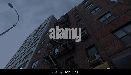 Foto esterno NYC edificio di appartamenti in stile superiore anteriore del negozio tende da sole di notte. Aspetto verticale fino a windows e fire escape sulla facciata Foto Stock