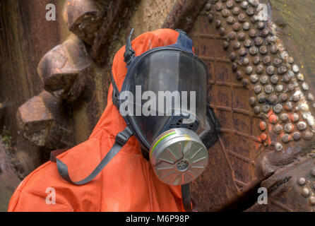 Manichino vestito con una protezione chimica muta. Industria nucleare Foto Stock