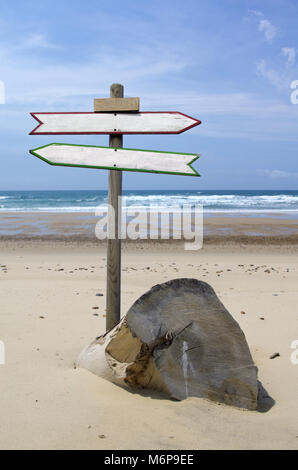 Doppia segnaletica direzionale su una spiaggia Foto Stock