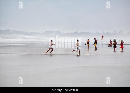 Bali, Indonesia - 12 Novembre 2015: i turisti e i locali di divertimento sulla spiaggia di Canggu in Seminyak Foto Stock