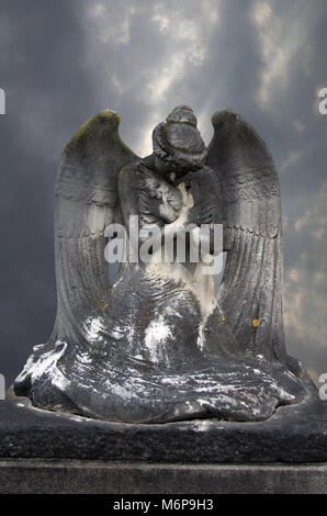 Weathered angel in un cimitero Foto Stock