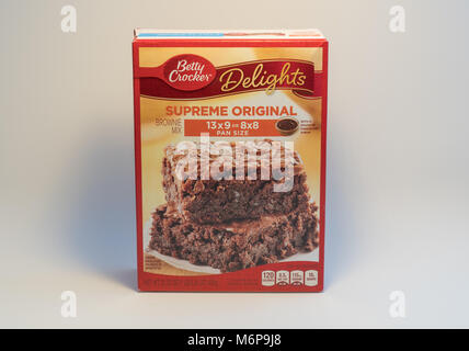 Stati Uniti, circa 2018: Betty Crocker piaceri ricetta originale brownie mix scatola contro uno sfondo bianco. Editoriale illustrativa Foto Stock