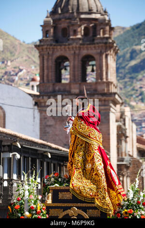 San Antonio Abad galleggiante e la folla, la Merced Chiesa torre campanaria in background, processione, Plaza de Armas, Corpus Domini celebrazione, Cusco, Perù Foto Stock