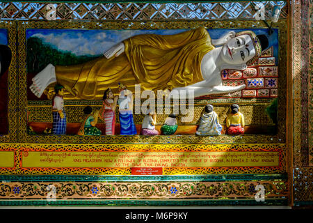 Dettaglio del Grande Buddha reclinato statua del Buddha Shwethalyaung, riparato da un grande edificio, uno di molti dei più importanti luoghi di culto in città Foto Stock