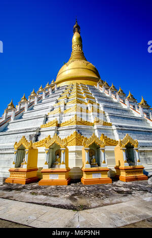 Il grande bianco Mahazedi Pagoda è uno di molti dei più importanti luoghi di culto in città Foto Stock