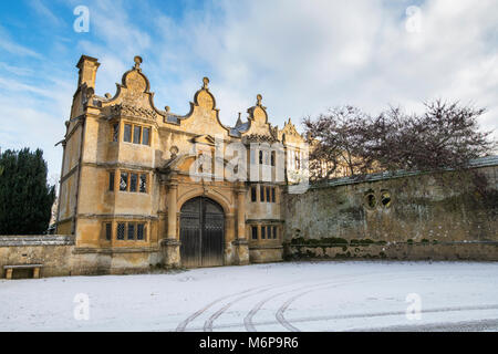 Stanway casa gatehouse nella neve d'inverno. Stanway, Cotswolds, Worcestershire, Inghilterra Foto Stock