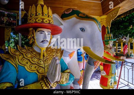 Sculture di protezioni e gli elefanti sono parte di Mahazedi Pagoda, uno di molti dei più importanti luoghi di culto in città Foto Stock