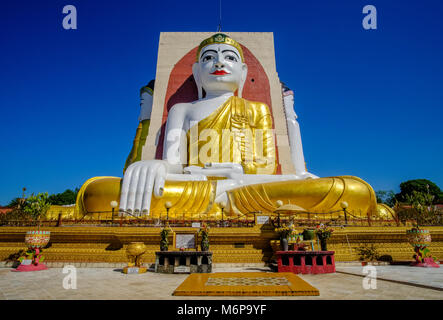 La Pagoda Kyaikpun, la statua dei quattro Budda seduto, è uno di molti dei più importanti luoghi di culto in città Foto Stock