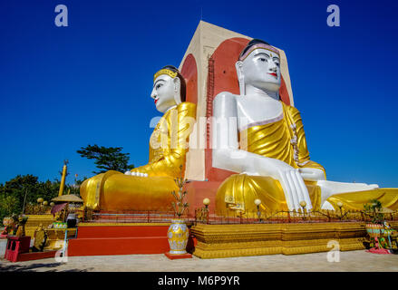 La Pagoda Kyaikpun, la statua dei quattro Budda seduto, è uno di molti dei più importanti luoghi di culto in città Foto Stock