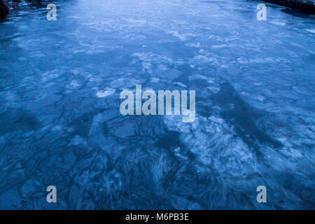 Frozen River Taff Foto Stock