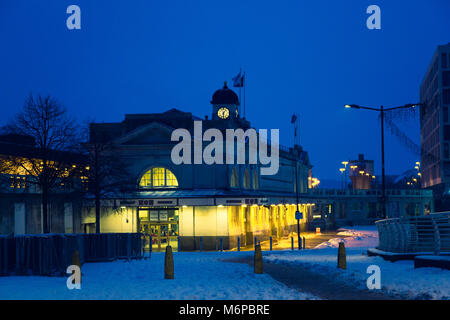 Cardiff Stazione Ferroviaria Centrale in tempo di notte Foto Stock