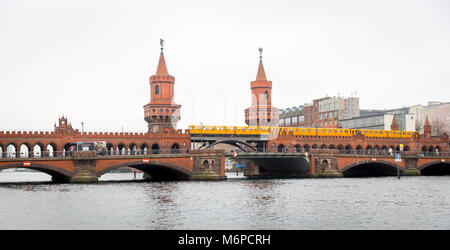 U-Bahn treno passando sul ponte Oberbaum nella città di Berlino, Germania Foto Stock