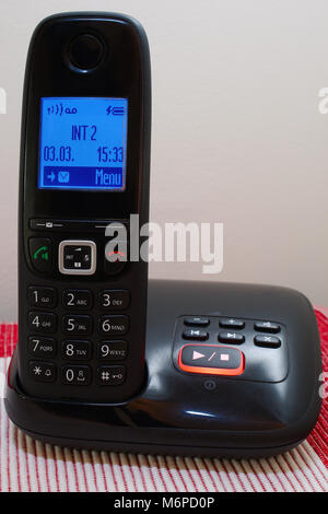 Un telefono cordless con costruito in segreteria digitale/messaggio facility. Foto Stock