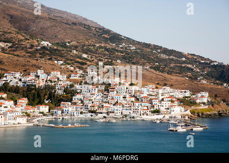 Bay e vista del villaggio di BATSI, ANDROS ISOLA, Cicladi, il mare Egeo, in Grecia, in Europa Foto Stock