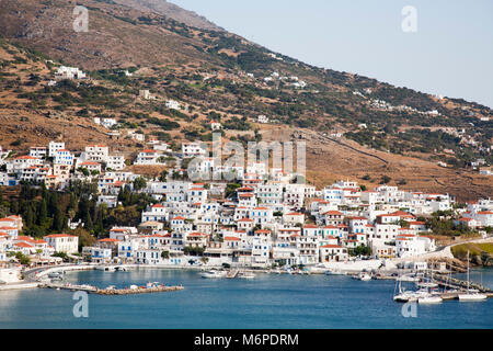 Bay e vista del villaggio di BATSI, ANDROS ISOLA, Cicladi, il mare Egeo, in Grecia, in Europa Foto Stock