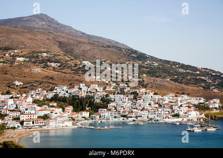 Bay e vista del villaggio di BATSI, ANDROS ISOLA, Cicladi, il mare Egeo, in Grecia, in Europa Foto Stock