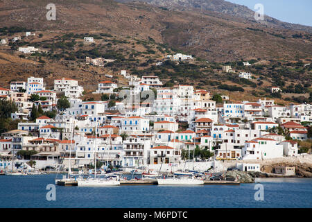 Bay e vista del villaggio di BATSI, ANDROS ISOLA, Cicladi, il mare Egeo, in Grecia, in Europa Foto Stock