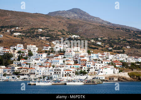 Bay e vista del villaggio di BATSI, ANDROS ISOLA, Cicladi, il mare Egeo, in Grecia, in Europa Foto Stock