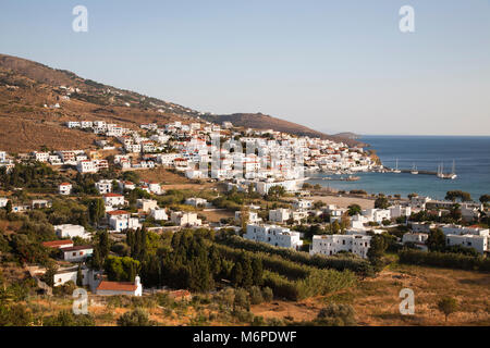 Bay e vista del villaggio di BATSI, ANDROS ISOLA, Cicladi, il mare Egeo, in Grecia, in Europa Foto Stock