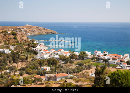 Korthi e baia Ormos Korthiou village, Andros isola, Cicladi, il mare Egeo, in Grecia, in Europa Foto Stock