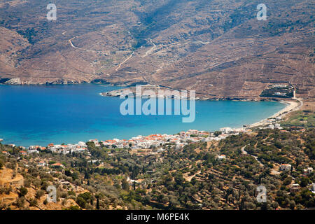 Korthi e baia Ormos Korthiou village, Andros isola, Cicladi, il mare Egeo, in Grecia, in Europa Foto Stock