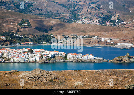 Bay e vista del villaggio di Chora, isola di Andros, Cicladi, il mare Egeo, in Grecia, in Europa Foto Stock