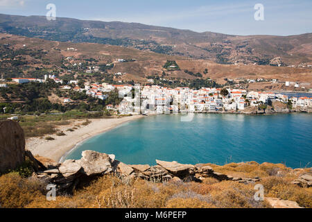 Bay e vista del villaggio di Chora, isola di Andros, Cicladi, il mare Egeo, in Grecia, in Europa Foto Stock