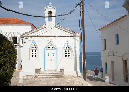 Il villaggio di Chora, Chiesa ortodossa, isola di Andros, Cicladi, il mare Egeo, in Grecia, in Europa Foto Stock