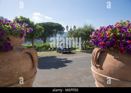 Fiat 500 su un giorno di nozze, con paesaggio, nel sud italia Foto Stock