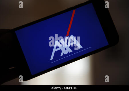 Il logo di Axa su un schermo di iphone Foto Stock
