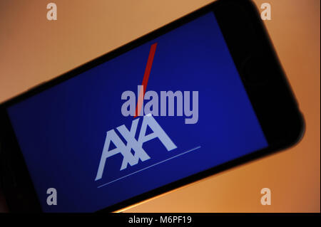 Il logo di Axa su un schermo di iphone Foto Stock