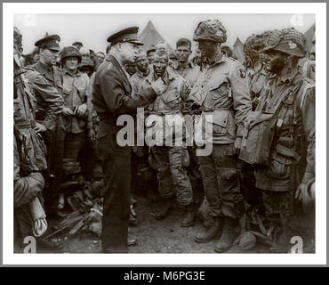 Il D-Day generale Dwight D. Eisenhower con American truppe aviotrasportate 'piena vittoria..niente altro' pep talk in Inghilterra, prima della Allied D-Day invasione della costa francese 5 Giugno,1944 Foto Stock