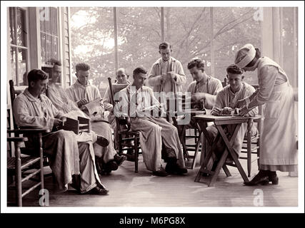 WW1 AMERICAN HOSPITAL TRUPPE CURA TERAPIA INFERMIERISTICA SHELL-SHOCK recuperando la Prima Guerra Mondiale la propaganda benessere cura immagine dei soldati americani feriti durante la Prima Guerra Mondiale il recupero presso la Walter Reed Hospital di Washington D.C USA Foto Stock