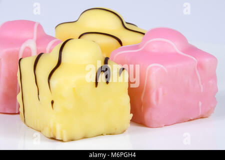 Fantasie Frency fondand torte su un backfround bianco Foto Stock