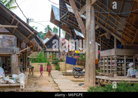 Ballapeu, Indonesia - 18 agosto 2014: Ballapeu tradizionale villaggio in Tana Toraja, Sulawesi meridionale, Indonesia. Gozzo tetti sagomato e legno carv Foto Stock