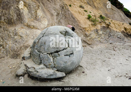 Moeraki Boulders e invece Wave, Isola del Sud, Nuova Zelanda Foto Stock