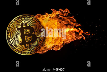 Un bitcoin battenti e travolto in fiamme di tallonamento con scintille a volare su uno sfondo nero. Concetto di un caldo crypto valuta. Foto Stock
