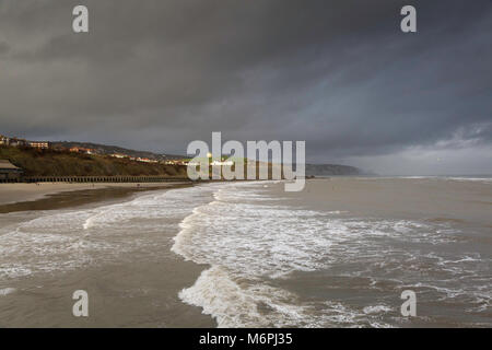 Nuvole di tempesta sul mare dal porto di Folkestone braccio, Folkestone, Kent, Regno Unito. Foto Stock