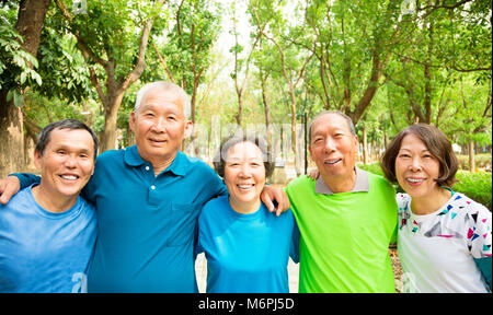 Felice Senior Group Amici di esercizio e divertimento Foto Stock