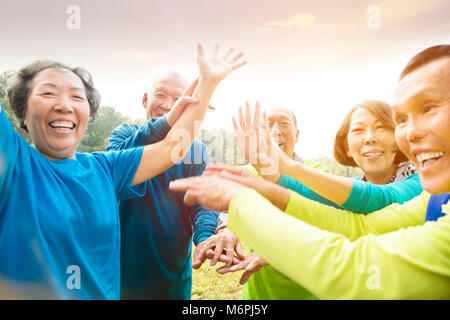 Felice Senior Group Amici di esercizio e divertimento Foto Stock