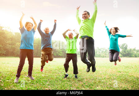 Felice Senior Group Amici di salto e divertirsi Foto Stock