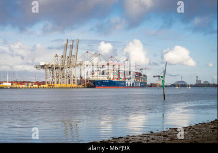 Vista sul Fiume prova al Porto di Southampton/ docks con un contenitore/ nave da carico in fase di scarico/scaricato nel marzo 2018, Eling, Hampshire, Inghilterra, Regno Unito Foto Stock