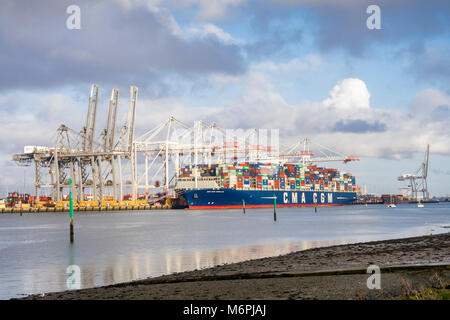 Vista sul Fiume prova al Porto di Southampton/ docks con un contenitore/ nave da carico in fase di scarico/scaricato nel 2018, Eling, Hampshire, Inghilterra, Regno Unito Foto Stock