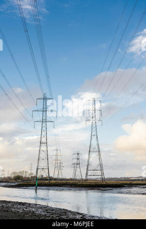 Elettricità tralicci in Eling vicino a Southampton, England, Regno Unito Foto Stock