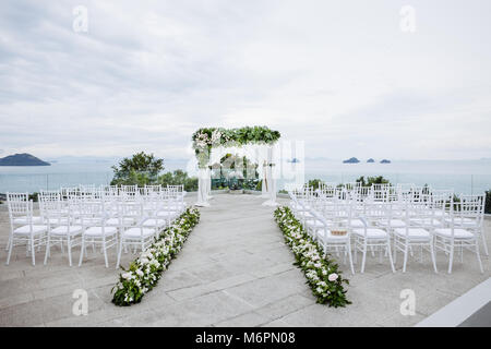Spiaggia Matrimoni all'aperto con il pino ed il Sfondo oceano, Koh Samui, Thailandia il luogo di nozze, all'aperto con vista oceano nel bac Foto Stock