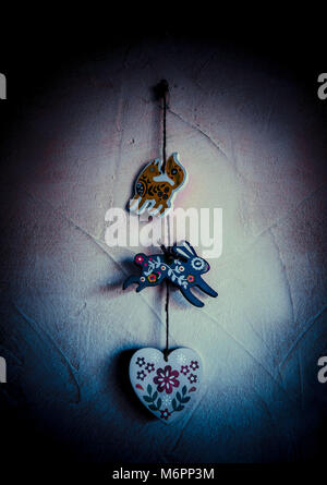 In legno rustico decorazione su parete, animali scolpiti e di cuore Foto Stock